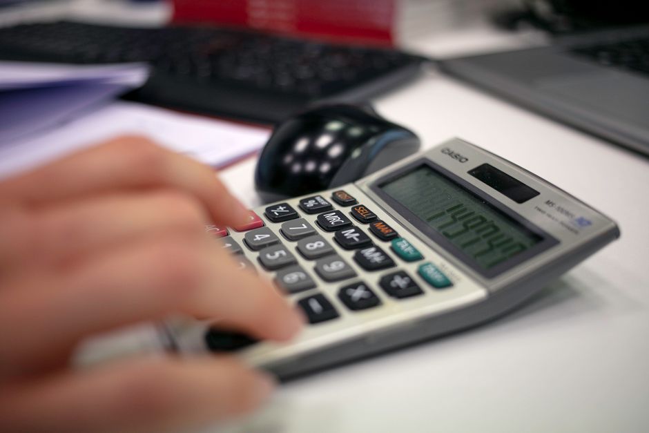 Digital calculator on a desk showing rental figures and a daily rate calculation